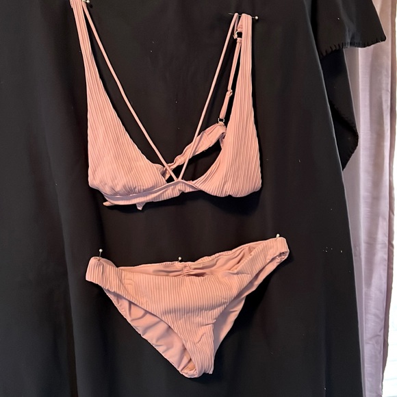 Bikini - Picture 1 of 10